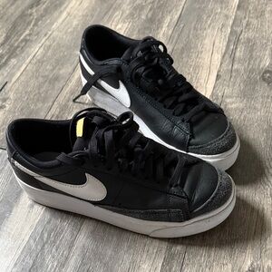 Nike wonens Black and White Low-Top Sneakers